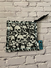 Load image into Gallery viewer, Scull Wall Hank
